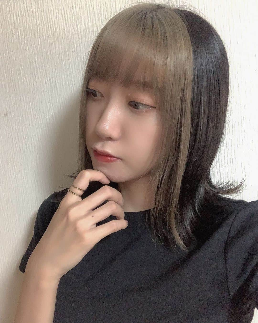 千畝あずみさんのインスタグラム写真 - (千畝あずみInstagram)「, , #newhaircolor 🖤💛 , 初めてのミストバング💇‍♀️ めちゃめちゃお気に入り、、🍀 , こちらのアカウントには自撮りを あまり載せないのですが、 どうしても見せびらかしたくて 載せます。笑 , , #newhair #髪色チェンジ #ミストバング #ヘアカラーチェンジ #ヘアカラー #髪のばし中」8月15日 16時55分 - azumimo129