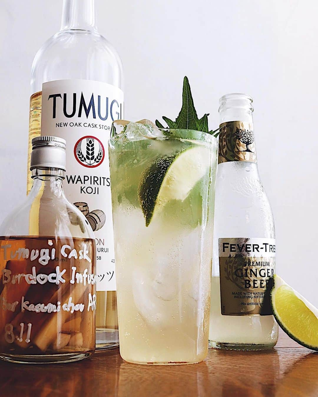 樋口正樹さんのインスタグラム写真 - (樋口正樹Instagram)「Tumugi Cask Burdock Infused . 今夜は特製のハイボール。 なんとゴボウ使ってます！ . 数日前に行った西麻布の bar 霞町 嵐の竹田さんに ツムギにゴボウを漬けた 美味しく＆健康になれる こだわりの一杯を頂いて さっそく家で試してみて 作りやすいハイボールに。 スッキリと飲みやすくて 食事にもよく合う一杯に。 . ちなみにbar 霞町 嵐では 今、８月から９月末まで ツムギを使った５種類の オリジナルのカクテルが 頂ける企画が開催中です。 . 👉👉 @bararashi 👉 @wapirits.tumugi . . . #Barで紡ごうキャンペーン #Barで紡ごう #ハイボール #カクテル #tumugi #wapiritsTUMUGI #wapirits #Bar霞町嵐 #西麻布 #cocktail #Bar #BarARASHI #発酵 #麹 #三和酒類 #ミクソロジー #スピリッツ #和ピリッツ #クラフトカクテル #Mixologyart #madeinjapan #mixology #mixologyst #madeincocktails #craftcocktails #bottledcocktail #FEVERTREE」8月15日 16時47分 - higuccini