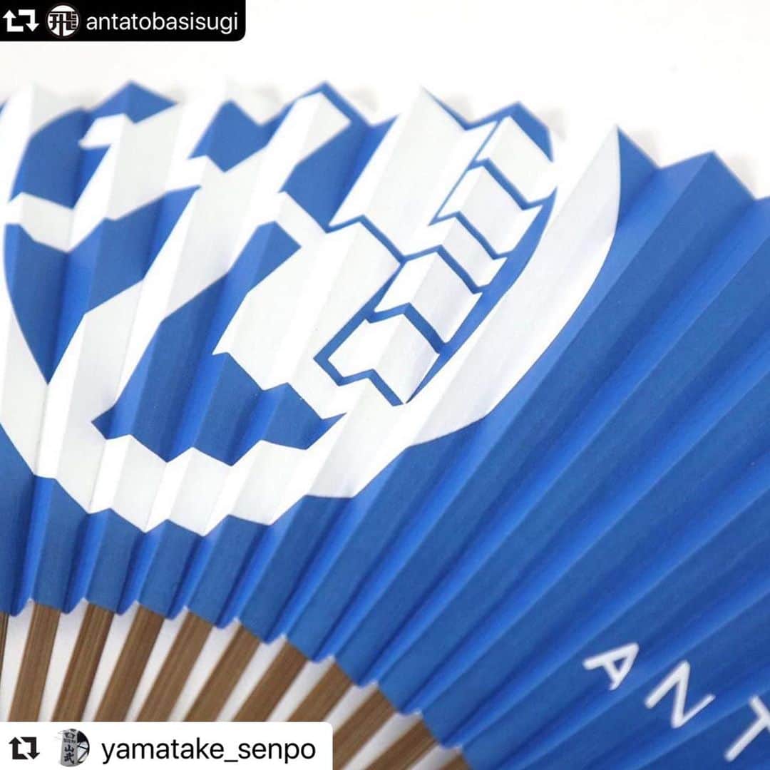 Larry のインスタグラム：「扇子の匂いも素晴らしい！ ありがとうございました！ #Repost @yamatake_senpo with @make_repost ・・・ 説明不要の大阪のバンド・GARLICBOYSのラリーさんペッシンさんが展開される大人カジュアルブランド「ANTATOBASISUGI」の夏アイテムとして扇子を制作させていただきました！ イメージカラーの青一色に白のロゴが映えるカッコイイ扇子です！ 全て職人の手作業にて作られ、仕立ての良い扇子に仕上がっております。 是非ともお手に取っていただきたく思います！ それにしても、まさかあの名フレーズ・あんた飛ばしすぎ の扇子を作れるとは、大変光栄で感激でした！ 今年35周年を迎えられたGARLIC BOYSは私も大好きなバンドですし嬉しさも大きかったです。 ANTATOBASISUGIの皆様、本当にありがとうございました！ #山武扇舗 #京扇子 #扇子 #扇 #山武 #repost @antatobasisugi ・・・ #アントバ #ANTATOBASISUGI #あんた飛ばしすぎ #大人カジュアル #月に手をのばし #届いたコト #届かなかったコト #なりきれない大人たちへ」