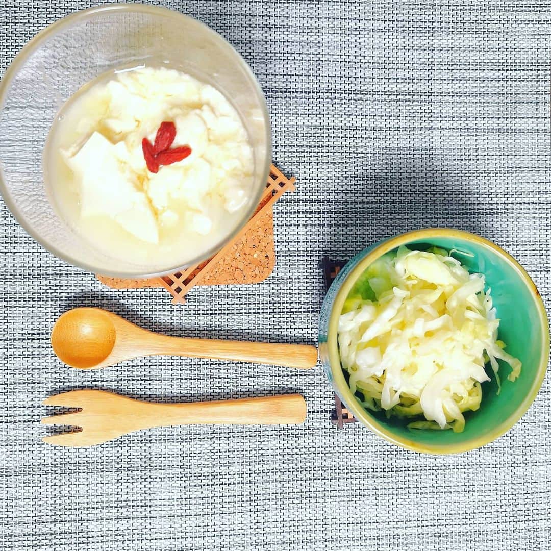大久保愛のインスタグラム：「野菜の発酵漬けにはまってます😊  料理と言えないくらい簡単です。  作り方は簡単で野菜にその重量の２%の塩を馴染ませジップ袋などにいれておくだけなのですが、放置していると乳酸発酵が進み完成します。 浸透圧ででてくる果糖やブドウ糖をもとに乳酸菌が増える感じです。  で、このときにでた水分を豆乳にいれて数時間放置してヨーグルトを作ってみました😊  ご存じの方は多いかもしれませんが、私キャベツがものすごく好きです。なので私はキャベツを常に食べてるのですが、他にもきゅうり、カブ、人参、大根なども発酵させるのに向いてると思います。  腸活興味ある人はぜひー！  #発酵漬け #乳酸発酵 #発酵食品 #免疫 #食薬 #食薬習慣  #食薬ごはん #食薬事典  #薬剤師 #国際中医美容師  #国際中医師  #漢方薬剤師 #薬膳 #薬膳料理研究家  #薬膳料理家 #漢方 #和漢 #大久保愛 #未病 #腸活 #食薬レシピ」