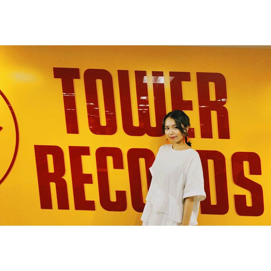 のインスタグラム：「TOWER RECORDS KINSHICHOU  thankyou✌️✨  生ライブ復帰1発目半年近くぶりでした！！！ やっぱライブ最高だね😭 明日はタワーレコード池袋 13時〜です🤗  #live #7inchvinyl #レコード #citypop #jpop #singer#thankyou」