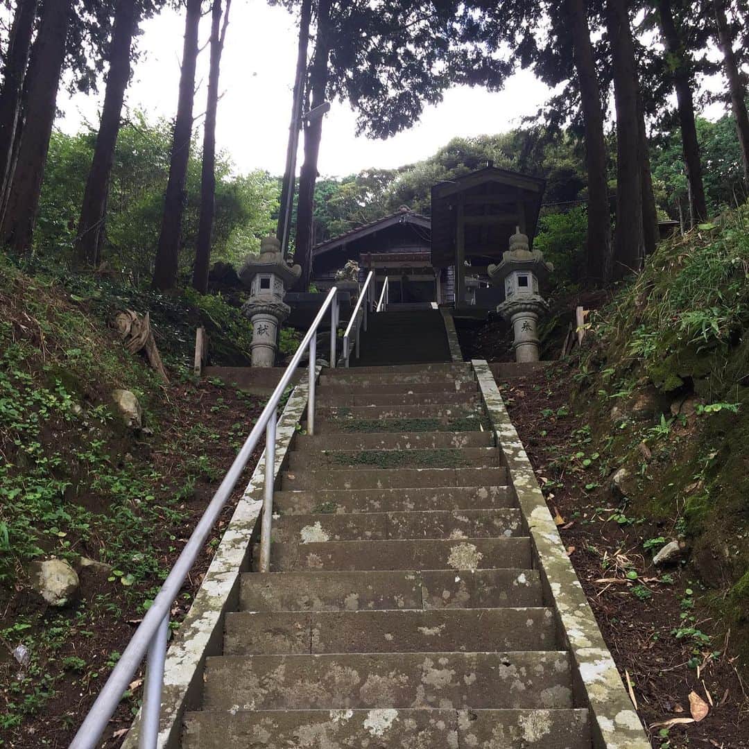 鈴木夏未さんのインスタグラム写真 - (鈴木夏未Instagram)「壱岐島の月讀神社に参拝  月のマークがついている♡  階段から見上げる景色に風情があって 2日連チャンで階段上りたくて通いました  小さな神社ですが、神秘的な虜な部分がある 最初月讀神社へ参拝したあとに、他の神社も参拝してみると 月讀神社へ還りたくなるような、とても魅力的な神社です  手を洗う場所の水の流れが良くて コロナ予防の観点からも安心でした◎  八木さやちゃんや、Happyちゃんでも有名な神社ですが よく見ると斎藤ひとりさんらのシールが貼ってあったりして 知る人ぞ知る神社みたいです  月讀神社は、階段の上にある参拝場所と 更に奥の赤い鳥居に参拝してワンセットになります  ☆ ★ ☆  國片主神社も鳥居が素敵だから立ち寄りました  参拝場所がたくさんある、お賽銭箱アミューズメントです◎  干支の参拝場所や、痛みを治してもらう参拝場所など いろんなお願い事をさせてもらえるから手を合わせてきました  ・ ・ ・ #月讀神社  #斎藤ひとりさん  #八木さやちゃん  #happyちゃん  #赤い鳥居  #國片主神社 #鳥居のある風景」8月15日 16時58分 - natyumisuzuki