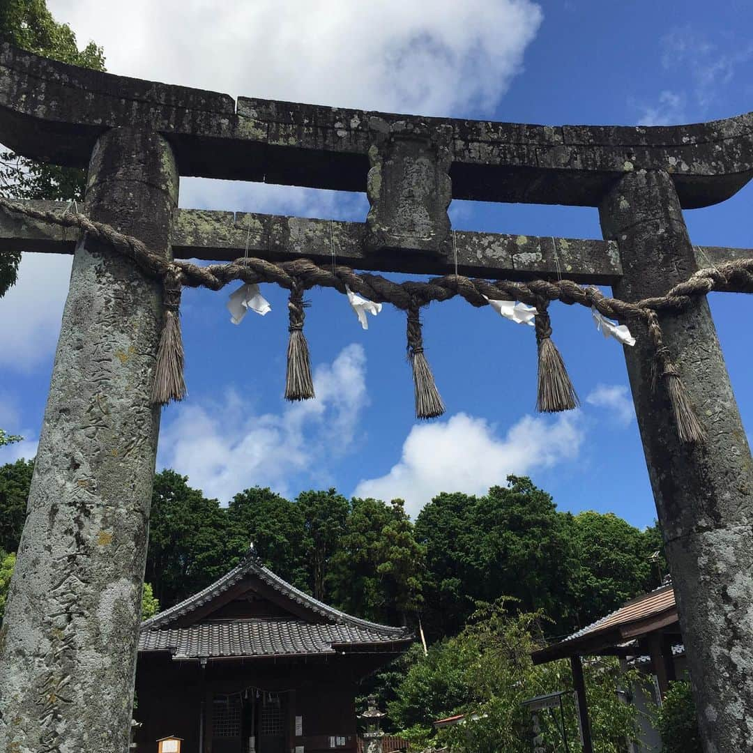 鈴木夏未さんのインスタグラム写真 - (鈴木夏未Instagram)「壱岐島の月讀神社に参拝  月のマークがついている♡  階段から見上げる景色に風情があって 2日連チャンで階段上りたくて通いました  小さな神社ですが、神秘的な虜な部分がある 最初月讀神社へ参拝したあとに、他の神社も参拝してみると 月讀神社へ還りたくなるような、とても魅力的な神社です  手を洗う場所の水の流れが良くて コロナ予防の観点からも安心でした◎  八木さやちゃんや、Happyちゃんでも有名な神社ですが よく見ると斎藤ひとりさんらのシールが貼ってあったりして 知る人ぞ知る神社みたいです  月讀神社は、階段の上にある参拝場所と 更に奥の赤い鳥居に参拝してワンセットになります  ☆ ★ ☆  國片主神社も鳥居が素敵だから立ち寄りました  参拝場所がたくさんある、お賽銭箱アミューズメントです◎  干支の参拝場所や、痛みを治してもらう参拝場所など いろんなお願い事をさせてもらえるから手を合わせてきました  ・ ・ ・ #月讀神社  #斎藤ひとりさん  #八木さやちゃん  #happyちゃん  #赤い鳥居  #國片主神社 #鳥居のある風景」8月15日 16時58分 - natyumisuzuki