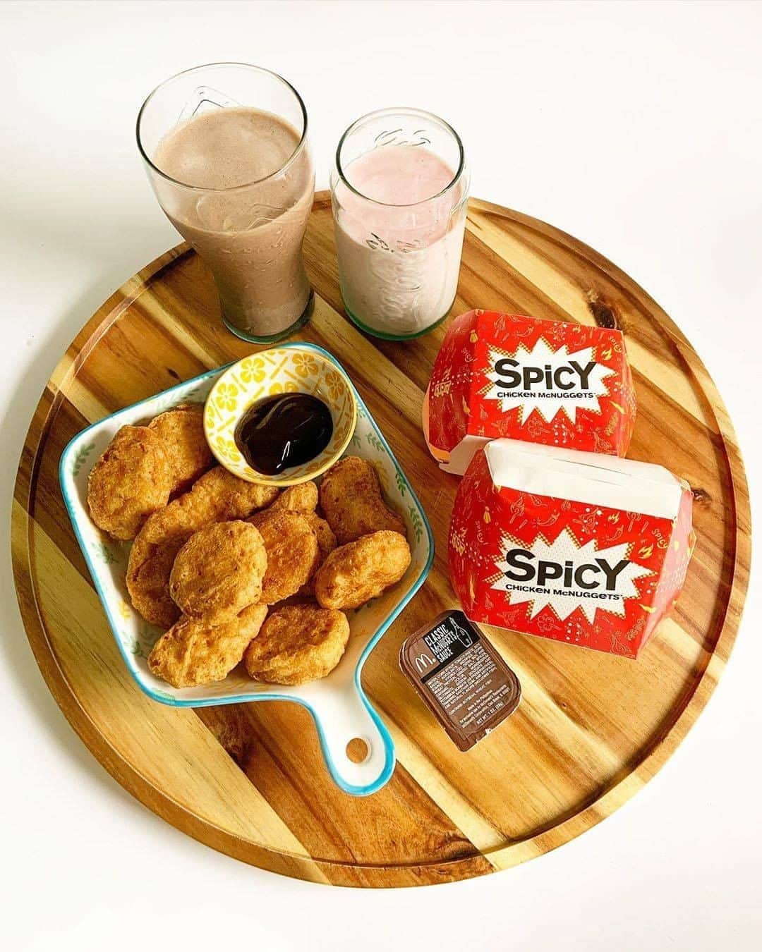 McDonald's Philippinesのインスタグラム：「Ice, spice, and everything nice! @ria_litybites’ photo is making us crave for the new Spicy McNuggets and McDo Shakes!」