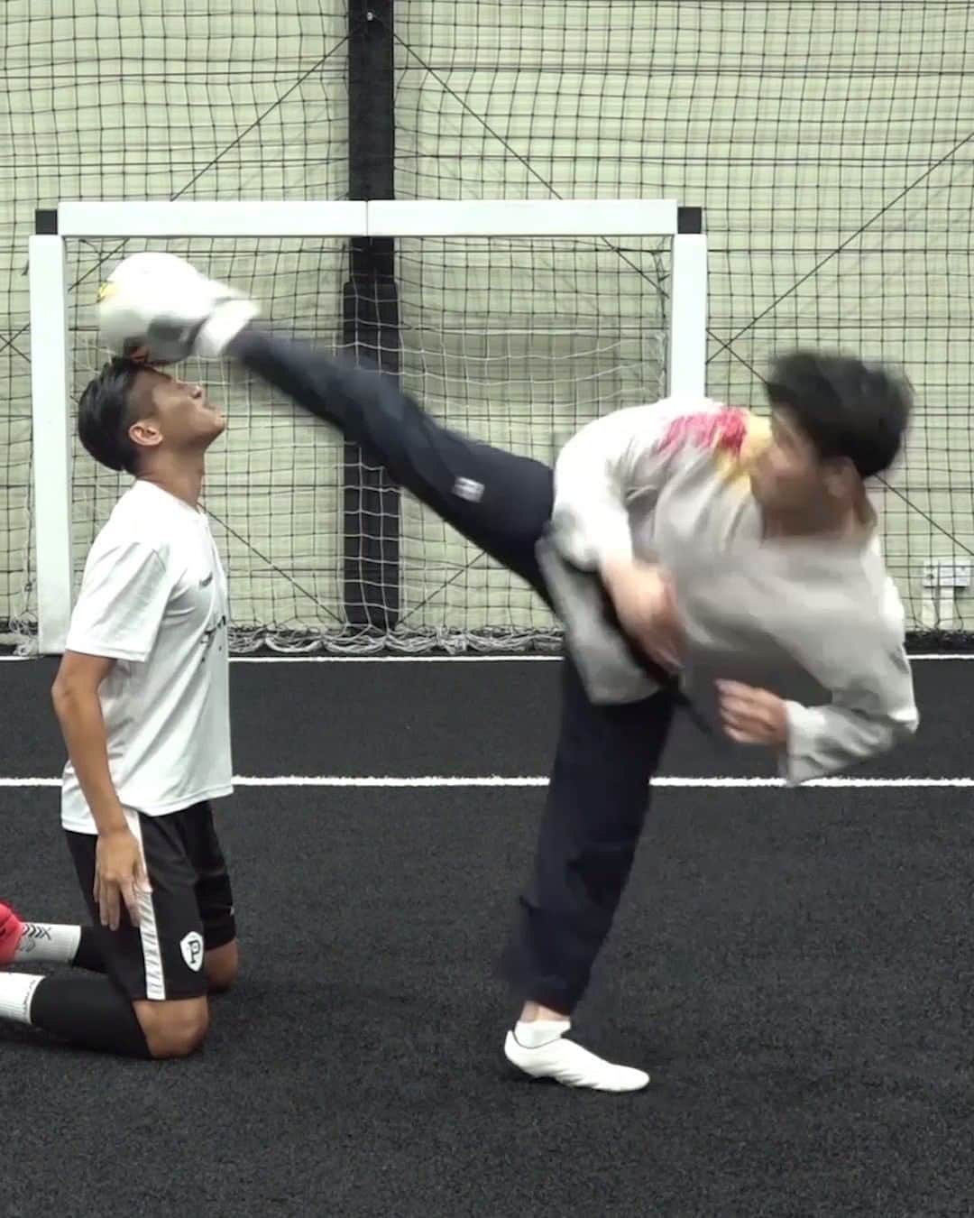 レッドブルのインスタグラム：「when your friends ask to play soccer but you're a taekwondo champion 👀   🥋 : @shinmincheol  ⚽️ : @the_2top #redbull #givesyouwings #taekwondo #martialarts #soccer #football」