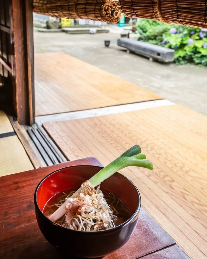 福島県さんのインスタグラム写真 - (福島県Instagram)「【ねぎそば】  ねぎを箸にして、蕎麦と一緒に薬味として食べ進めていきます。新鮮なねぎのおいしさも味わって。もちろん、普通の箸を使っても大丈夫です。  #ねぎそば #大内宿 #下郷町 #南会津地方 #福島県  #shimogotown #fukushima #traveljapan #futurefromfukushima #ふくしまからはじめよう #新しい生活様式からはじめよう」8月15日 17時00分 - realize_fukushima