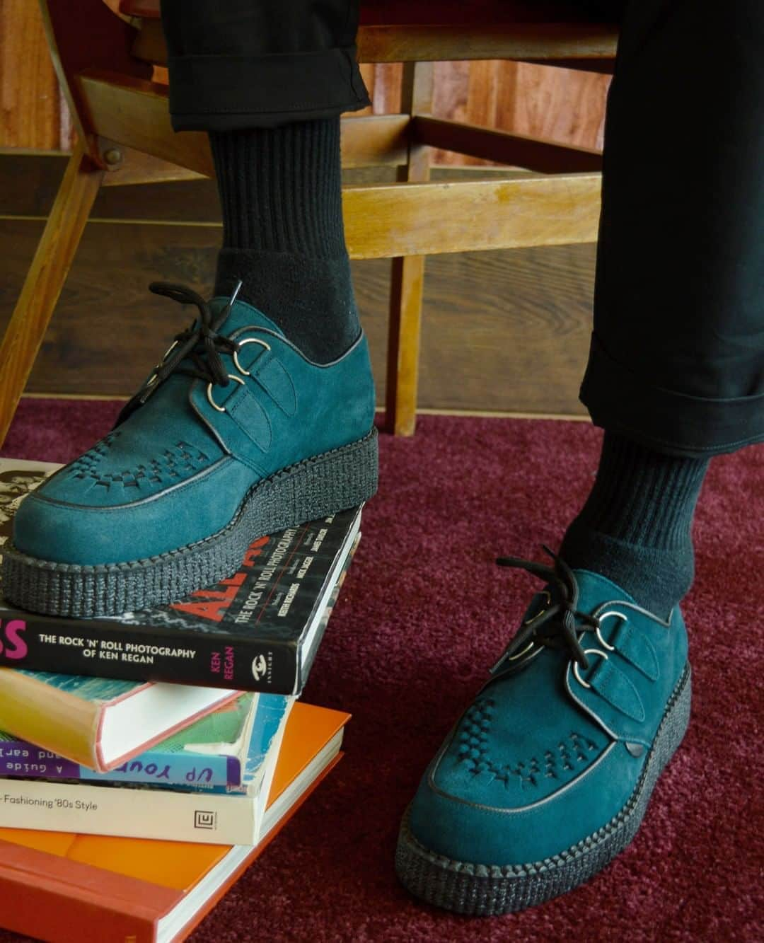 アンダーグラウンドさんのインスタグラム写真 - (アンダーグラウンドInstagram)「The Original Wulfrun Creeper- this version in a luxury Teal Suede. This option is produced in the UK at a family owned factory that supports sensible and sustainable local production.⁠ Available in size 3-12 from our online store⁠ ⁠ ⁠ #UndergroundEngland #UndergroundShoes #UndergroundCreeper #WulfrunCreeper #Creepers #Underground #Wulfrun #OriginalCreeper #algender #madeintheuk」8月15日 17時01分 - resul80k2