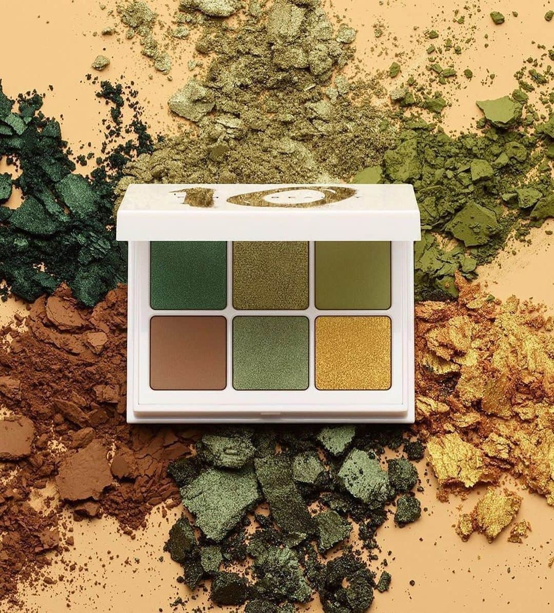 セフォラさんのインスタグラム写真 - (セフォラInstagram)「Une belle harmonie de vert pour créer des looks qui sortent de l'ordinaire avec la nouvelle #SNAPSHADOWS @fentybeauty en teinte Money 💚 . SWIPEZ vers la droite pour découvrir la full #FENTYFACE de Queen @badgalriri avec cette nouvelle pépite ✨ . Uniquement chez SEPHORA. #Regram @FentyBeauty #SephoraFrance #SephoraLovesFentyBeauty #OnlyAtSephora」8月15日 17時01分 - sephorafrance