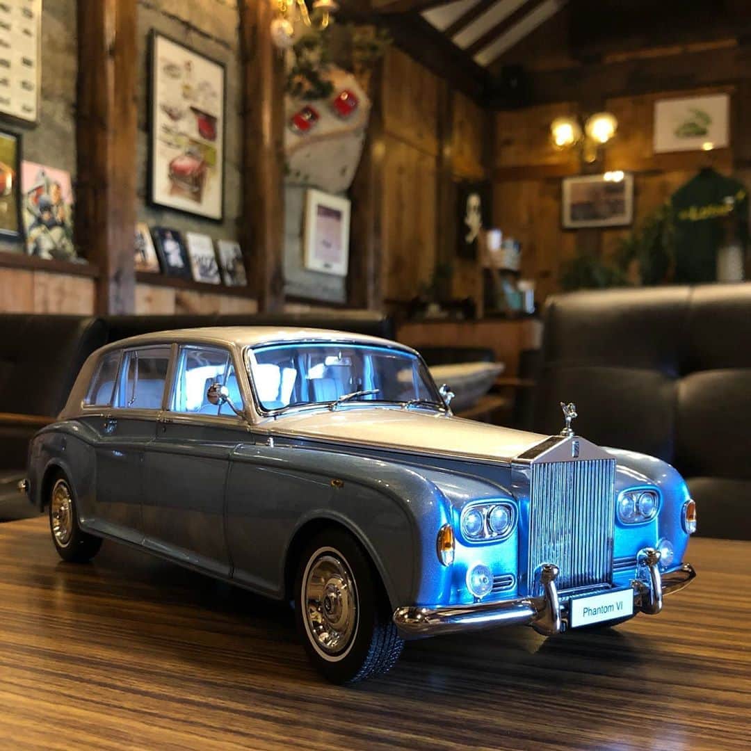kyosho_official_minicar toysさんのインスタグラム写真 - (kyosho_official_minicar toysInstagram)「.  1:18 DieCast Model Rolls Royce Phantom VI #kyosho #diecastmodel #rollsroycephantomVI #rollsroycephantom #rollsroyce #phantomVI #vintagerollsroyce #vintagerolls #classicrolls #classicrollsroyce #britishcar #britishcars #luxurycar #vintagecarspotting #vintagecar #classiccar #carPhotography #petrolicious #carcollection #carlife #classiccar #exoticcar #nostalgia #minicar #amazing #ミニカー #ロールスロイス #クラシックカー #リバイバルカフェ #リバイバルカフェ三浦 @revivalmiura  www.kyosho.com」8月15日 17時12分 - kyosho_official_minicar_toys
