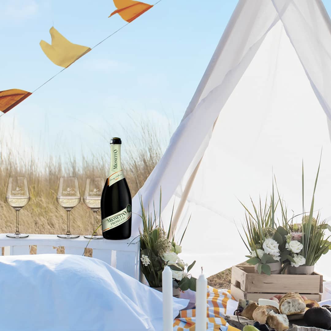 Mionetto Proseccoのインスタグラム：「A Ferragosto… glamping! Glamour, natura e bollicine Mionetto per trascorrere una giornata all’insegna del benessere!🥂 🌳 🌱 Prosecco DOC BIO - Prestige Collection. #mionettoprosecco #mionettoinsieme #ferragosto⁣ Bevi Mionetto responsabilmente」