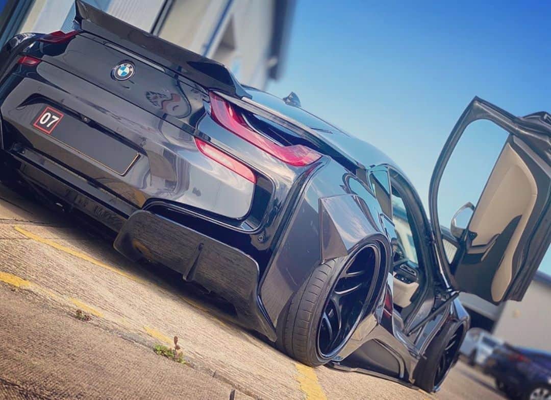 のインスタグラム：「Liberty walk自由に歩く！！！  LB★WORKS BMW I8🙂  @bmw  @_bmw_i8  @libertywalkkato #bmw #libertywalk #lbworks #lbnation #bmwi8 #fiexhaust  #airrexsuspension  #bride #japan #ltmw #lbwk #semashow #supercar」
