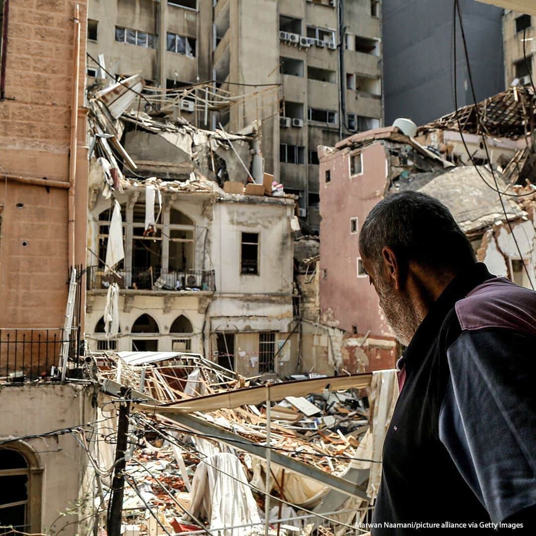 ABC Newsさんのインスタグラム写真 - (ABC NewsInstagram)「Naji Massoud, 65, one of the survivors of the massive Beirut seaport explosion looks from the window of his damaged apartment at the destroyed old buildings of Mar Mekhail neighbourhood. #beirut #lebanon #beirutexplosion」8月15日 17時10分 - abcnews