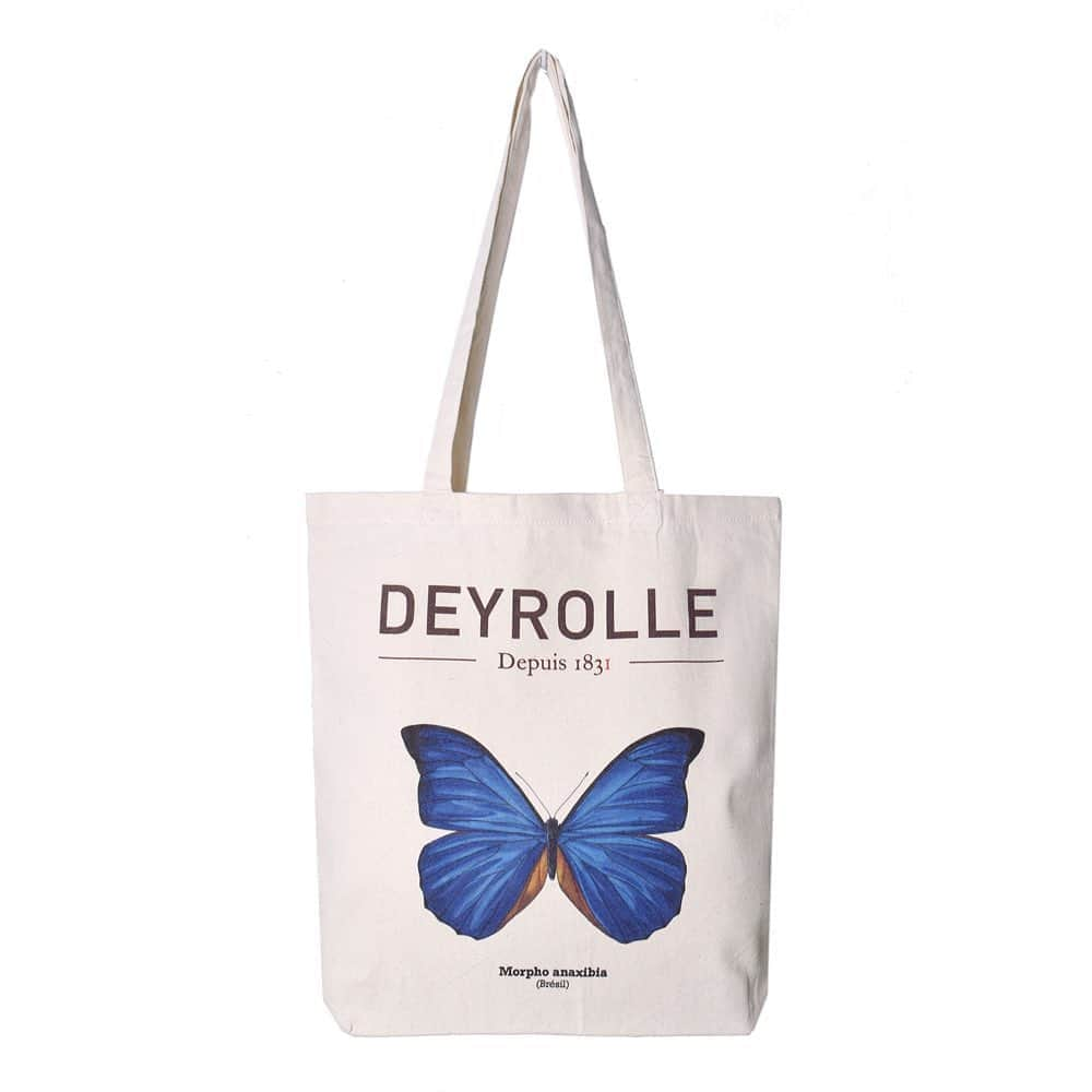 Sisterさんのインスタグラム写真 - (SisterInstagram)「DEYROLLE / デロール  Tote Bag – Morpho ¥3,000 (+tax)  デロール(DEYROLLE)はフランス・パリにある自然科学と教育学のためのパリの機関。 ショップとしても利用出来、剥製や標本、自然史に関連する多くの専門的な書籍も販売しており 子供から大人まで魅了する老舗専門店としても有名。  1831年、ジャン・バプティスト・デロール（Jean-Baptise Deyrolle）によって設立され、 息子のアシル(Achille)へと引き継がれたデロール。 当初は彼らの昆虫学への情熱から自然史コレクションの昆虫や狩猟用具を販売し、 次第に剥製や標本を収集・製作し成功を収めます。  1866年、祖父からエミール・デロール(Émile Deyrolle)に引き継がれた当時は 自然史に関心が高まっていた背景もあり、ヨーロッパ中でたくさんの標本が製作されていました。 それらは後に自然史博物館のコレクションとなっていきます。 エミールは剥製製作、昆虫標本など多くの貴重なコレクションを販売しつつ、 それらの専門書籍の出版と販売も行いました。  現在、教育を大切に考えるDEYROLLEでは、 フランスのすべての学校や大学に提供されている科学機器、剥製、骨学、学校の家具や壁板に加えて、 多くの専門書がDEYROLLEから出版されています。 約120カ国の、学校、大学、技術センター、科学センターへの教材配布に協力しています。  2008年2月1日午前5時、昆虫の展示場所から出火し、展示室にあった約90パーセントの昆虫標本と家具類を焼失してしまいました。 この貴重なコレクションを救うために世界中の個人収集家、企業、アーティストなどからの支援で “Association de Amis de Deyrolle”を設立。 火災の残骸からアーティストは作品を製作し、Chasseie'sが主催する自然美術館で開催されたオークションで販売されました。 また、エルメスは Henri de Linarèsによる“Plumes”スカーフをカスタマイズ版として復刻、  Assouline Editionsは写真家Laurent Bochetが撮った剥製の写真集「1000°C」を出版、 SteidlもMartin d’Orgeval撮影による火災後に生まれ変わった昆虫展示をおさめた写真集「Touché par le feu」を出版しました。  多くの支援によって、現在DEYROLLEは見事に復活を遂げ 今も世界中から愛され続けています。  #sister_tokyo #deyrolle #deyrolleparis」8月15日 17時22分 - sister_tokyo