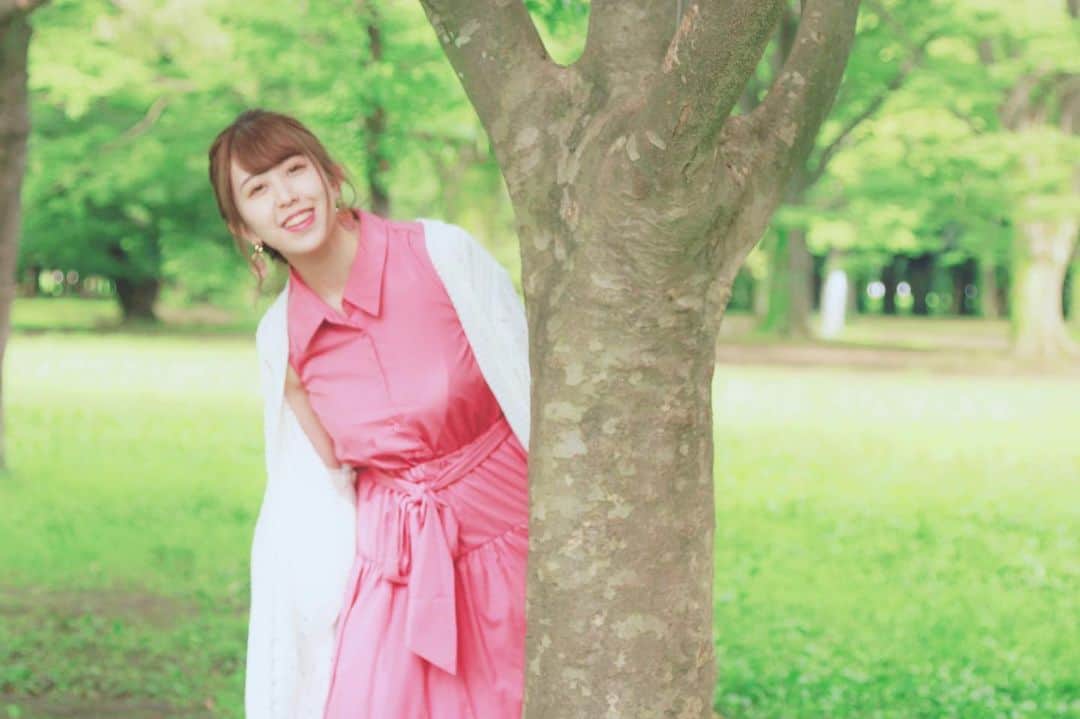 井上麗夢のインスタグラム：「🌻﻿ ﻿ 毎日暑くて溶けそうだね。﻿ 化粧も一緒に溶けてくから﻿ 化粧する意味あるのかな？って﻿ ﻿ マスクの中は、化粧水と乳液ぬって﻿ ずっと保湿してた方が肌に良さそうだよね﻿ ﻿ むしろマスクの中でずっとパックしてるとか﻿ ﻿ ﻿ なんてことを考えながら﻿ 今日も、化粧ドロドロでひたすら﻿ お仕事頑張ってくる、と言うね。﻿ ﻿ さーて。﻿ 今日はここからインプットタイム。﻿ ﻿ ﻿ ﻿ ﻿ #井上麗夢﻿ #ポートレート﻿ #夏休み﻿ #クリエイター﻿ ﻿ ﻿ #カメラ女子 #カメラ女子部 #ipone #東京写真部 #写真部 #instagood #pentax #olympus #olympuspen #撮影会 #被写体 #被写体募集 #写真好きな人と繋がりたい  #写真を撮るのが好きな人と繋がりたい  #カメラ好きな人と繋がりたい #カメラマン募集 #ファインダー越しの私の世界  #フィルター越しの私の世界 #ポートレート #ポートレートモデル #女優」