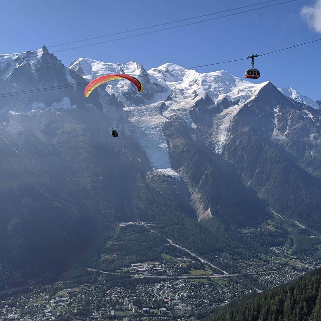 のインスタグラム：「今日は晴のシャモニー  #chamonixvalley #chamlive #montblanc #paragliding #モンブラン」