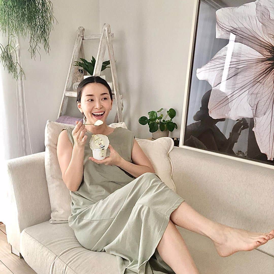 のインスタグラム：「大好きなジャージー牛乳プリンでひと休み🐮コンビニで売っているスイーツとは思えないくらいのなめらかさとコクがあって、とろーんととろける感じが本当に大好きで定期的に食べてる。 私のプチ贅沢😋✨  #ジャージー牛乳プリン #オハヨー乳業 #おうち時間 #癒し #chill #PR」