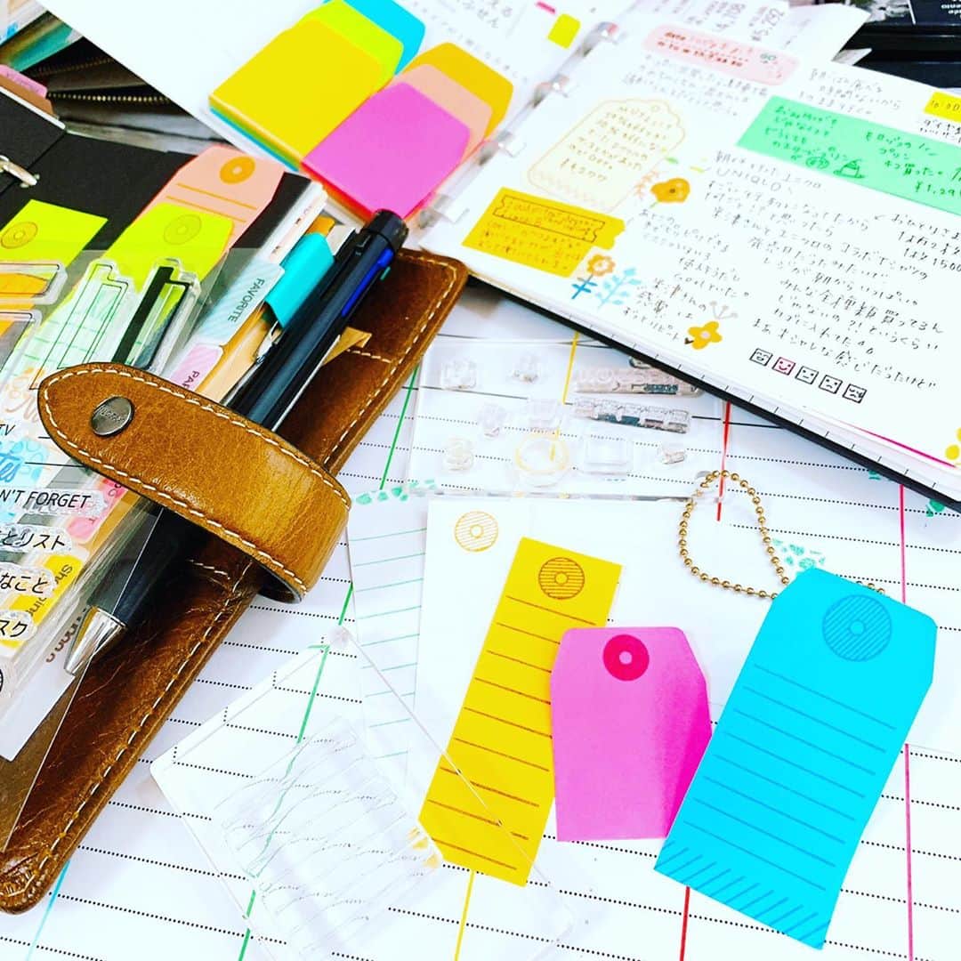 しあわせはんこさんのインスタグラム写真 - (しあわせはんこInstagram)「・ 付箋タグ増殖中✨ カラフルなページになるから、 いっぱいストックしても、 すぐ使っちゃいます❤️ ・ 暑い日は、涼しくして、 紙もの、手帳タイムしましょ。  #filofaxmalden  #マルデンバイブル  #クリアスタンプ　#システム手帳 #手帳タイム」8月15日 17時26分 - siawasehanko
