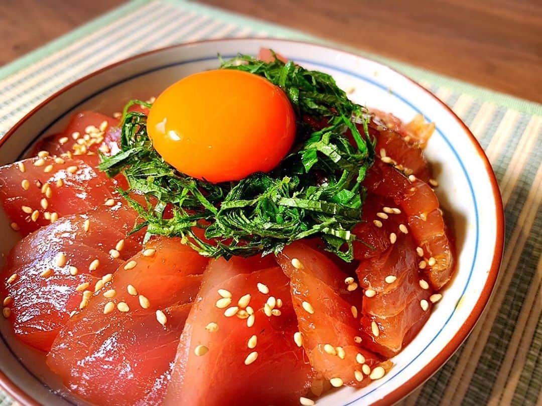 川島章良のインスタグラム：「. . . 今回作ったのは『マグロの漬け丼』です。  漬けとくだけでスーパーのマグロが劇的に美味しくー。  漬け丼ってなんでなんなに美味しいのでしょう。  ちょっととろみがついてかつみりんで甘くなり、  だしで旨味アップです。  材料 ・マグロ　１冊か半分　どっちでも ・だしパック 1パック ・卵　黄身　一個 ・醤油　大さじ2 ・みりん  大さじ1と1/2 ・酒 大さじ1 ・大葉　適量 ・白ゴマ 適量  作り方はYouTubeのかわだしクッキングをみてくださいな。  #旨味 #だしパックダイエット  #マグロ #マグロの漬け丼  #かわだしクッキング #マグロ #だしパック料理研究家  #黄身 #丼」