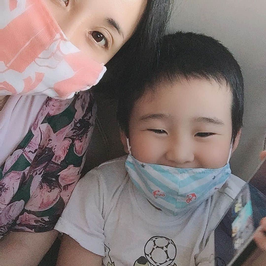 鈴木夏未さんのインスタグラム写真 - (鈴木夏未Instagram)「飛行機に乗るのは久しぶり❤︎  地方遠征している主人と 早く合流したがる息子は  お父さんに早く会いたい！と、はしゃぎ、 空が！雲が！飛行機の翼が！と、感受性豊か、 スマホの待ち受け画面やら、スマホカバーデコやら、 あれこれツボって見せてくれたりしてテンション高め❤︎  確かに雲の流れや景色が 場所によって様々でした  帰りに息子のショルダーバッグを、バスの中に主人が忘れて 我が家はちょっとした大騒ぎになります  ショルダーバッグを預けられたことすら 主人は忘れてたのに  私と息子は、主人に預けたことをしっかり覚えている！  バス会社に問い合わせるとき バッグのなかみは、息子にとって宝物なんだけど トイレットペーパーの芯と、黄色のLEGOと、って話す 主人からしたら申告するのが恥ずかしかったお品でした  ・ ・ ・ #トイレットペーパーの芯  #宝物 #育児日記  #こどものいる暮らし  #飛行機  #こどもと暮らす  #飛行機好きな人と繋がりたい  #息子  #6歳男の子  #小学1年生  #宝物  #主人は忘れてたのに  #忘れ物」8月15日 17時29分 - natyumisuzuki