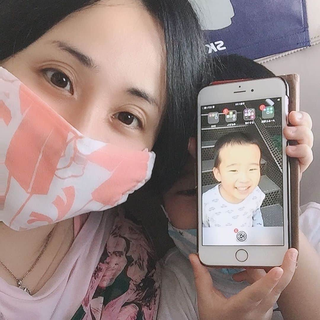 鈴木夏未さんのインスタグラム写真 - (鈴木夏未Instagram)「飛行機に乗るのは久しぶり❤︎  地方遠征している主人と 早く合流したがる息子は  お父さんに早く会いたい！と、はしゃぎ、 空が！雲が！飛行機の翼が！と、感受性豊か、 スマホの待ち受け画面やら、スマホカバーデコやら、 あれこれツボって見せてくれたりしてテンション高め❤︎  確かに雲の流れや景色が 場所によって様々でした  帰りに息子のショルダーバッグを、バスの中に主人が忘れて 我が家はちょっとした大騒ぎになります  ショルダーバッグを預けられたことすら 主人は忘れてたのに  私と息子は、主人に預けたことをしっかり覚えている！  バス会社に問い合わせるとき バッグのなかみは、息子にとって宝物なんだけど トイレットペーパーの芯と、黄色のLEGOと、って話す 主人からしたら申告するのが恥ずかしかったお品でした  ・ ・ ・ #トイレットペーパーの芯  #宝物 #育児日記  #こどものいる暮らし  #飛行機  #こどもと暮らす  #飛行機好きな人と繋がりたい  #息子  #6歳男の子  #小学1年生  #宝物  #主人は忘れてたのに  #忘れ物」8月15日 17時29分 - natyumisuzuki