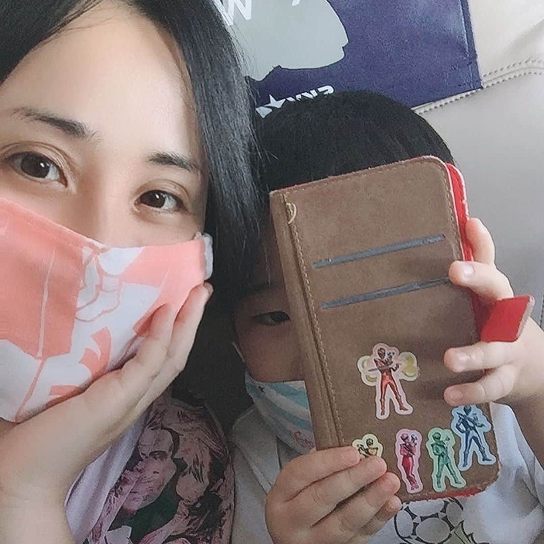 鈴木夏未さんのインスタグラム写真 - (鈴木夏未Instagram)「飛行機に乗るのは久しぶり❤︎  地方遠征している主人と 早く合流したがる息子は  お父さんに早く会いたい！と、はしゃぎ、 空が！雲が！飛行機の翼が！と、感受性豊か、 スマホの待ち受け画面やら、スマホカバーデコやら、 あれこれツボって見せてくれたりしてテンション高め❤︎  確かに雲の流れや景色が 場所によって様々でした  帰りに息子のショルダーバッグを、バスの中に主人が忘れて 我が家はちょっとした大騒ぎになります  ショルダーバッグを預けられたことすら 主人は忘れてたのに  私と息子は、主人に預けたことをしっかり覚えている！  バス会社に問い合わせるとき バッグのなかみは、息子にとって宝物なんだけど トイレットペーパーの芯と、黄色のLEGOと、って話す 主人からしたら申告するのが恥ずかしかったお品でした  ・ ・ ・ #トイレットペーパーの芯  #宝物 #育児日記  #こどものいる暮らし  #飛行機  #こどもと暮らす  #飛行機好きな人と繋がりたい  #息子  #6歳男の子  #小学1年生  #宝物  #主人は忘れてたのに  #忘れ物」8月15日 17時29分 - natyumisuzuki