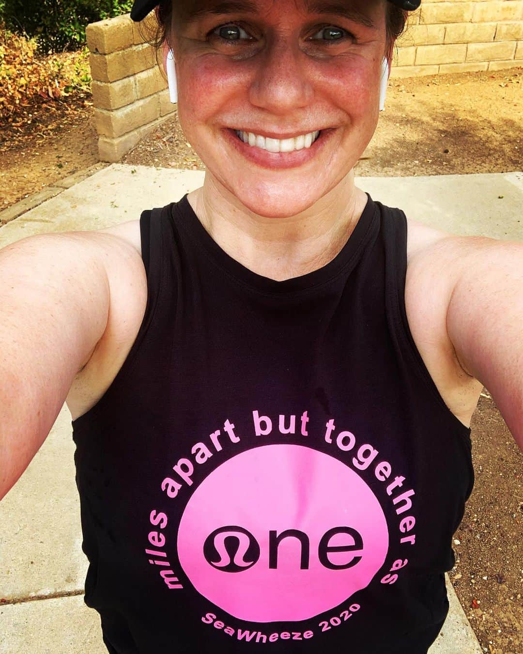 アンドリア・バーバーのインスタグラム：「It wasn’t as pretty as running around the Seawall, but the @lululemon SeaWheeze Virtual Half Marathon is complete. ✅ Grateful for runner friends and our group chat - “miles apart but together as one.” 💖 #seawheeze2020」