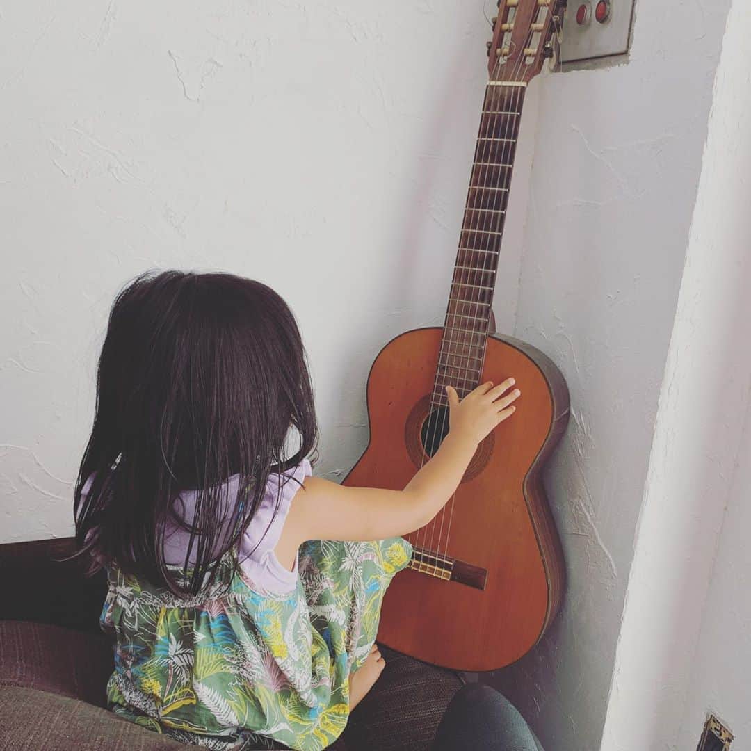 齊藤美絵さんのインスタグラム写真 - (齊藤美絵Instagram)「この子が奏でる純粋な音を 優しく受け止めてくれる方々と出逢い 過ごす時間がありがたい。  大切なことを 行動で教えてくれる人達。  愛を持って接すれば 誰もが大切な家族。  平和🕊  #ツタエルヒト。」8月16日 3時02分 - saitomie