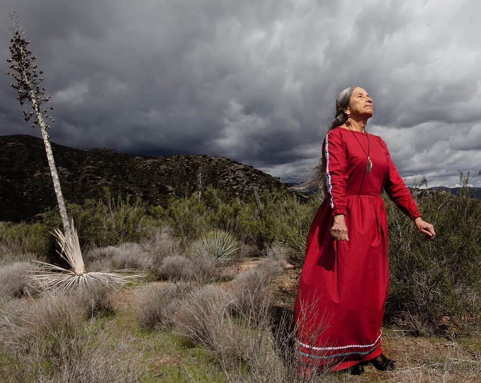 Grace Bonneyのインスタグラム：「Before we introduce the next guest takeover today (4pm ET), here are some more photos from @matikawilbur ‘s @project_562 .   ++First image: Virginia Christman, Kumeyaaay. There are 13 Kumeyaaay nations in Southern California and across the border into Baja are another five nations. She is the mother of Real Takook Christman, who is the leader of a prominent Bird-Dancing family. Bird Songs, or Ash Takook, is a traditional form of storytelling sung at ceremonies or large gatherings.  +++ I thought it was important to share this photo right now because there’s an uprising of organizing and resistance among Kumeyaaay people to stop Trump’s wall from being built. In July, they stood in front of an area where a pre-construction blast was meant to happen and halted production.  Second photo: “I needed to find my voice, I think, in order to live” -The first Indigenous Poet Laureate, Joy Harjo, from Muscogee Creek Nation!❤️❤️❤️  Third photo: One of my favorite #Project562 photographs of Darkfeather, Eckos,and Bibiana Ancheta, Tulalip, Washington. Photo by @matikawilbur in 2013 for @project_562  Fourth photo: Fathers teaching sons to be strong indigenous at Hominy's Osage Ilonshka Dance, 2017. In this photo Jon RedCorn is followed by the Cass and Wildcat boys on their way into the arena, where traditional values and teachings of the Osage people will be honored and celebrated. 👊🏽 @redcorn   Fifth photo: A birds eye view of canoes on Swinomish shores in 2018 for the NW Coastal Annual Canoe Journey. “The canoe is more than just a vessel to carry our bodies; it carries the hope and resiliency of our people.” To learn more visit the Project 562 blog: http://www.project562.com/blog/every-person-living-in-the-northwest-should-know-this-history/  Sixth photo: Stephanie Sxhaalghén Masterman and Her Mom, Pamela Kajeesta Dalton, Tlingit for @project_562 .  Seventh photo: Three generations of strong Tsimshian women from Metlakatla. Photographed in 2018 on Annette Island Alaska, From front to back: Ruth Booth, Melody Leask, and Naomi Leask.」