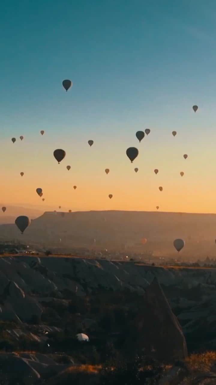 Izkizのインスタグラム：「Sky full of bouncing balloons 🎈 #Cappadocia #turkey #sunrise #travel #reels #reelsinstagram」