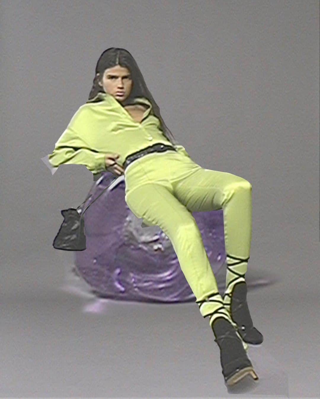 シャーナ・オズボーンのインスタグラム：「@paulablumme sat on a giant ring in MNZ FW20」