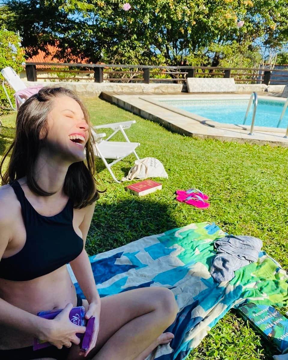 ナタリア・ディルのインスタグラム：「Um sorriso no rosto pra comemorar meu primeiro Dia da Gestante. Já estou na metade! 😱 20 semanas.  Passa rápido. #DiadaGestante」