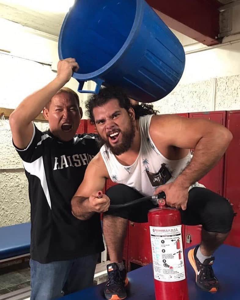 奥村茂雄さんのインスタグラム写真 - (奥村茂雄Instagram)「Esta foto fue de hace 3 años entrenando juntos 😂 @barbaro_cavernario y el #tifondeosaka en el gimnasio de la #arenamexico . - - #barbarocavernario #原始人 #okumura」8月16日 3時34分 - okumuracmll