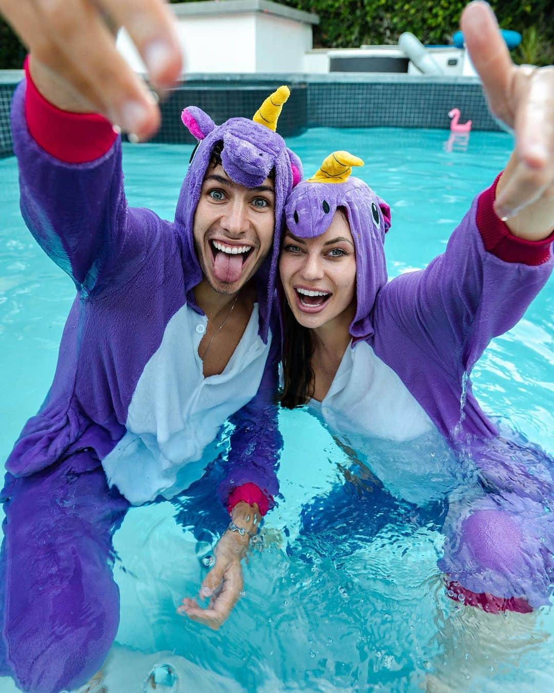 Hannah Stockingのインスタグラム：「MI HERMANO GEMELO! 🤪🦄 (tag your twin)」