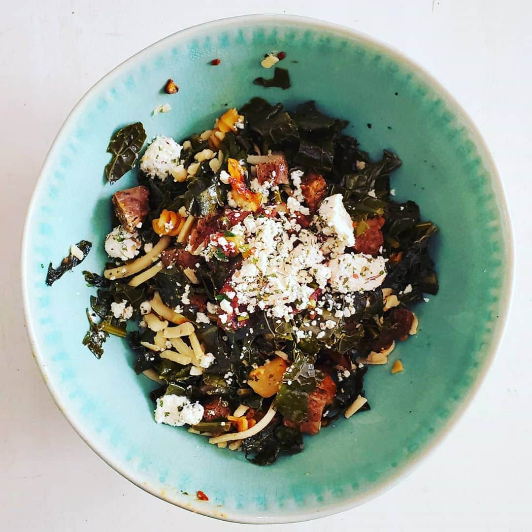 ガソリングラマーさんのインスタグラム写真 - (ガソリングラマーInstagram)「PLANT BASED KALE POTATO SAUSAGE MAC AND CHEESE SALSA BOWL🥬🌭🧀🌶🍅🧄🧅 #GASOLINEKITCHEN  @jrorganicsfarm #organic #lacinatokale  @beyondmeat #vegansausage #sausagepatty #breakfastsausage  @miyokoscreamery #oatmilk #pepperjack #vegancheese  @doublebatch.co #almondcheese #vegancheese #feta @hungryveganlion #macncheese potato @ruthsn5 #salsa tatemada  @mountainroseherbs black pepper smoked chili flakes  @gasolineglamour #GASOLINEGLAMOUR  #vegan #veganfood #whatveganseat #vegetarian #VEGANGOOD #vegansofig #veganfoodie #plantbased #veganaf #plantbasedprotein #foodie #food  @marketbox.sd  #jrorganicsfarm  #beyondmeat  #miyokoscreamery  #doublebatchco」8月16日 3時37分 - gasolineglamour