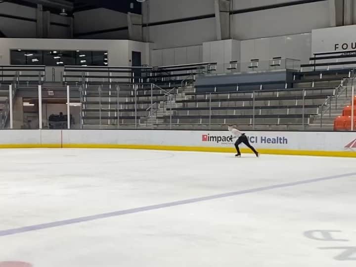 アダム・リッポンのインスタグラム：「This #SkatingRIPPoff is of @michellewkwan from 2004. Michelle aka the Kween is currently working on the @joebiden campaign. If you enjoyed or remember watching this program; put on your mask and vote for Joe and @kamalaharris this presidential election!! 💙💙💙#WhatWouldMichelleKwanDo #voteblue2020 #vote」