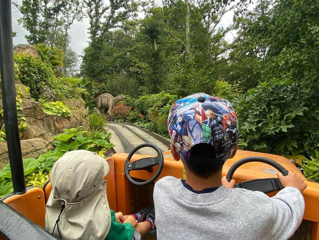 セオ・ウォルコットさんのインスタグラム写真 - (セオ・ウォルコットInstagram)「Summer break ☀️ 🎣 🎢 🏌🏽‍♂️ ⚽️」8月16日 3時46分 - theowalcott