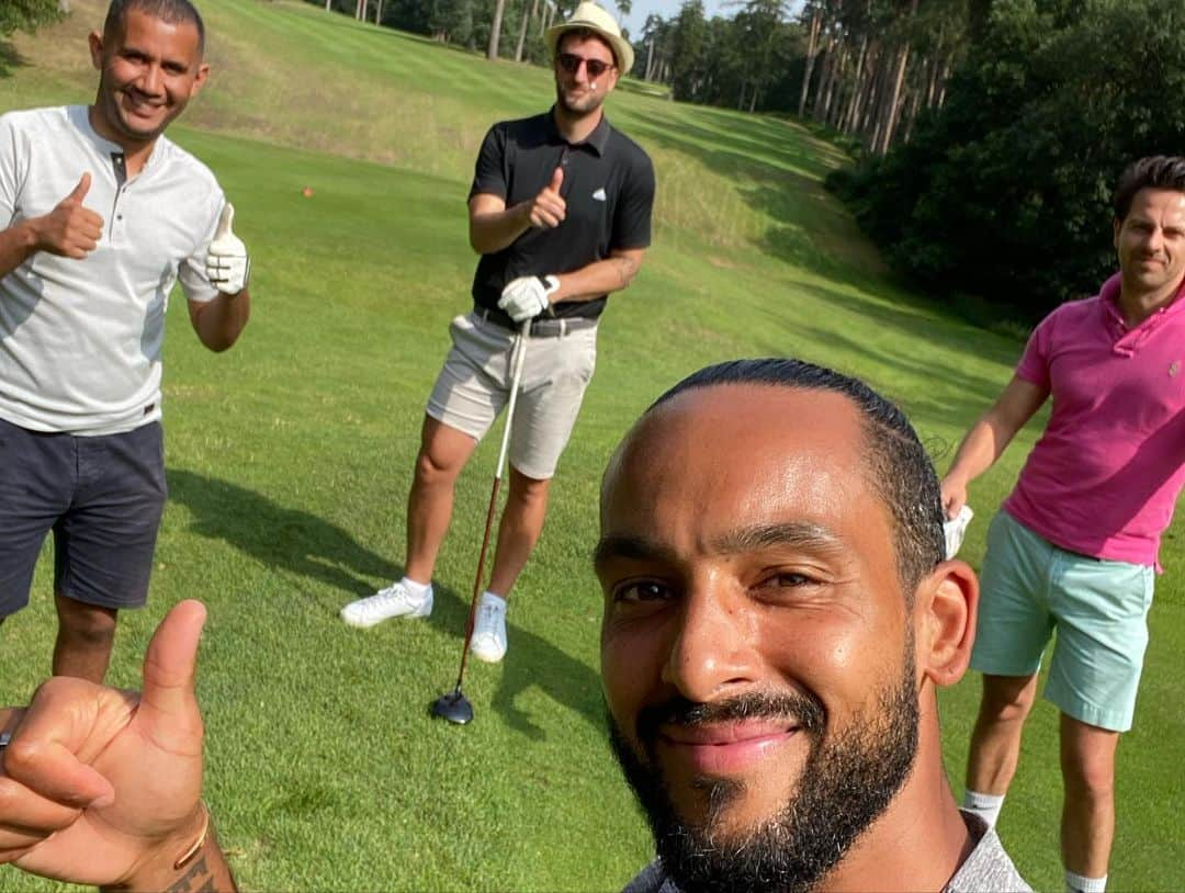 セオ・ウォルコットさんのインスタグラム写真 - (セオ・ウォルコットInstagram)「Summer break ☀️ 🎣 🎢 🏌🏽‍♂️ ⚽️」8月16日 3時46分 - theowalcott