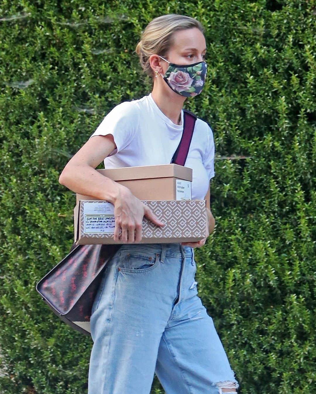 Just Jaredさんのインスタグラム写真 - (Just JaredInstagram)「@brielarson was spotted picking up some goodies from her stylist’s house this week. Love her floral face mask! #BrieLarson Photos: Backgrid」8月16日 3時46分 - justjared