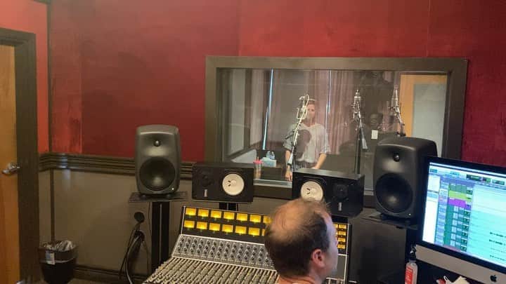 キャサディー・ポープのインスタグラム：「Some raw bts from the first day of tracking vocals for #riseandshine. So happy to see you’re enjoying the new music!!」