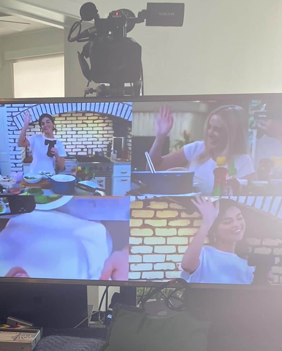 キャンディス・クマイさんのインスタグラム写真 - (キャンディス・クマイInstagram)「Making matcha 🍵 cookies 🍪w my sis @selenagomez 🥰 who’s making them!?   Swipe to see our behind the scenes moments + watch @hbomax #selenaandchef episode 3 ♥️ we love you @raquellestevens sis, too! 💕🍪😘😘😘  bake along with us: recipe:  3/4 cup all-purpose flour (g-free works a-okay!) 1/2 teaspoon baking soda 2 teaspoons matcha powder @matchalove  1/4 teaspoon sea salt 1/3 cup coconut oil  1/2 cup sugar 1 teaspoon organic vanilla extract 1 large ripe banana, mashed (about 1/2 cup) 1 1/2 cups rolled oats 1 cup dark chocolate chips  check out the episode on hbo max for more xx 💋 ps more delish recipes coming this week xx click link in bio for my new matcha beauty latte powder 🍵🥰♥️」8月16日 3時56分 - candicekumai