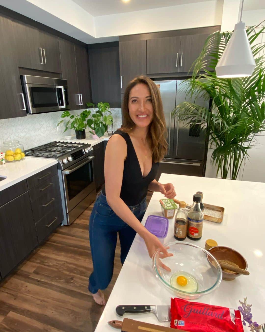 キャンディス・クマイさんのインスタグラム写真 - (キャンディス・クマイInstagram)「Making matcha 🍵 cookies 🍪w my sis @selenagomez 🥰 who’s making them!?   Swipe to see our behind the scenes moments + watch @hbomax #selenaandchef episode 3 ♥️ we love you @raquellestevens sis, too! 💕🍪😘😘😘  bake along with us: recipe:  3/4 cup all-purpose flour (g-free works a-okay!) 1/2 teaspoon baking soda 2 teaspoons matcha powder @matchalove  1/4 teaspoon sea salt 1/3 cup coconut oil  1/2 cup sugar 1 teaspoon organic vanilla extract 1 large ripe banana, mashed (about 1/2 cup) 1 1/2 cups rolled oats 1 cup dark chocolate chips  check out the episode on hbo max for more xx 💋 ps more delish recipes coming this week xx click link in bio for my new matcha beauty latte powder 🍵🥰♥️」8月16日 3時56分 - candicekumai