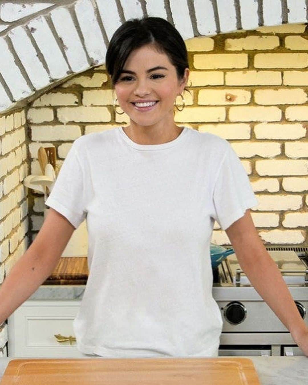 キャンディス・クマイさんのインスタグラム写真 - (キャンディス・クマイInstagram)「Making matcha 🍵 cookies 🍪w my sis @selenagomez 🥰 who’s making them!?   Swipe to see our behind the scenes moments + watch @hbomax #selenaandchef episode 3 ♥️ we love you @raquellestevens sis, too! 💕🍪😘😘😘  bake along with us: recipe:  3/4 cup all-purpose flour (g-free works a-okay!) 1/2 teaspoon baking soda 2 teaspoons matcha powder @matchalove  1/4 teaspoon sea salt 1/3 cup coconut oil  1/2 cup sugar 1 teaspoon organic vanilla extract 1 large ripe banana, mashed (about 1/2 cup) 1 1/2 cups rolled oats 1 cup dark chocolate chips  check out the episode on hbo max for more xx 💋 ps more delish recipes coming this week xx click link in bio for my new matcha beauty latte powder 🍵🥰♥️」8月16日 3時56分 - candicekumai