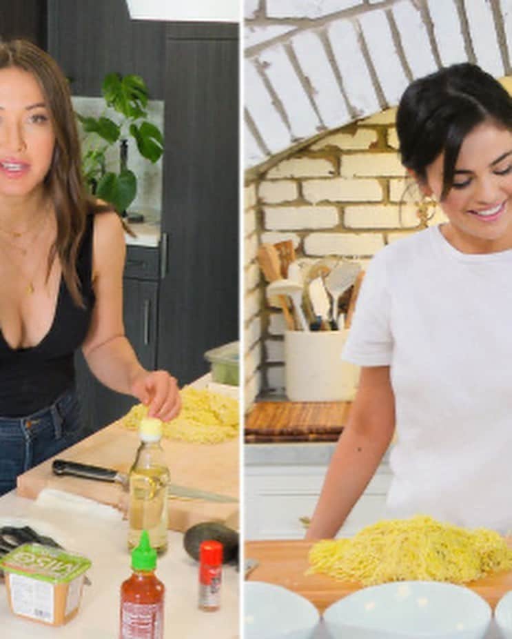 キャンディス・クマイさんのインスタグラム写真 - (キャンディス・クマイInstagram)「Making matcha 🍵 cookies 🍪w my sis @selenagomez 🥰 who’s making them!?   Swipe to see our behind the scenes moments + watch @hbomax #selenaandchef episode 3 ♥️ we love you @raquellestevens sis, too! 💕🍪😘😘😘  bake along with us: recipe:  3/4 cup all-purpose flour (g-free works a-okay!) 1/2 teaspoon baking soda 2 teaspoons matcha powder @matchalove  1/4 teaspoon sea salt 1/3 cup coconut oil  1/2 cup sugar 1 teaspoon organic vanilla extract 1 large ripe banana, mashed (about 1/2 cup) 1 1/2 cups rolled oats 1 cup dark chocolate chips  check out the episode on hbo max for more xx 💋 ps more delish recipes coming this week xx click link in bio for my new matcha beauty latte powder 🍵🥰♥️」8月16日 3時56分 - candicekumai