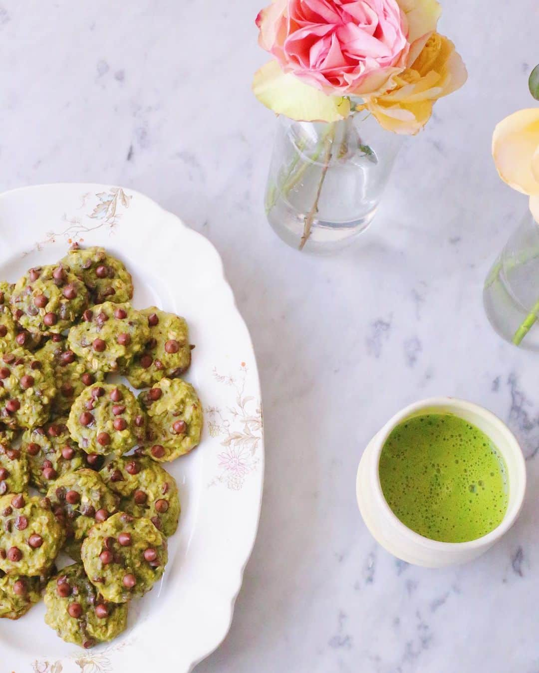 キャンディス・クマイのインスタグラム：「Making matcha 🍵 cookies 🍪w my sis @selenagomez 🥰 who’s making them!?   Swipe to see our behind the scenes moments + watch @hbomax #selenaandchef episode 3 ♥️ we love you @raquellestevens sis, too! 💕🍪😘😘😘  bake along with us: recipe:  3/4 cup all-purpose flour (g-free works a-okay!) 1/2 teaspoon baking soda 2 teaspoons matcha powder @matchalove  1/4 teaspoon sea salt 1/3 cup coconut oil  1/2 cup sugar 1 teaspoon organic vanilla extract 1 large ripe banana, mashed (about 1/2 cup) 1 1/2 cups rolled oats 1 cup dark chocolate chips  check out the episode on hbo max for more xx 💋 ps more delish recipes coming this week xx click link in bio for my new matcha beauty latte powder 🍵🥰♥️」