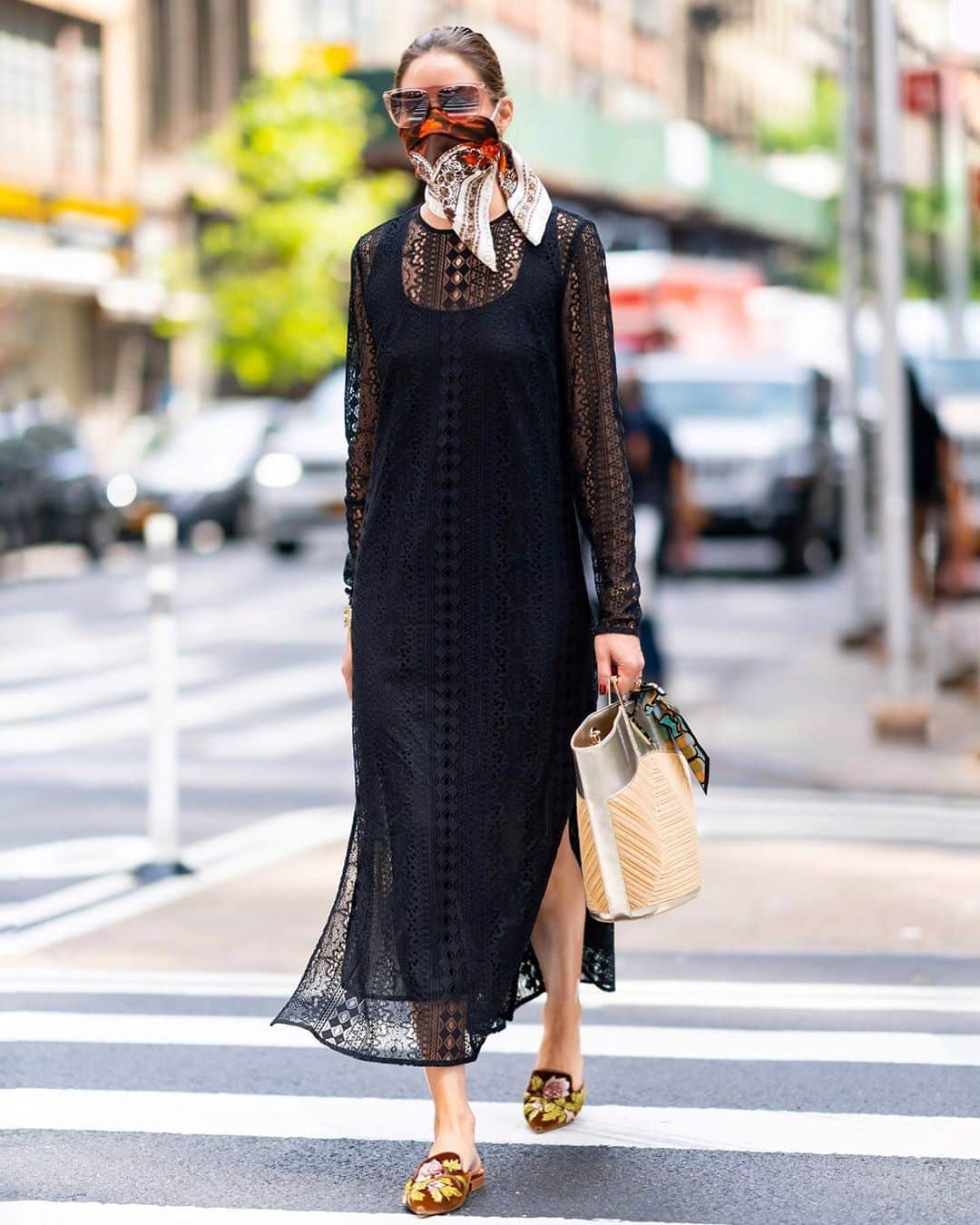 オリヴィア・パレルモのインスタグラム：「🔳 Geometric Lace 🔲  Really into #LaceLooks this week! Classic but modern and oh so versatile. 💁🏼‍♀️ #StyledbyOP」