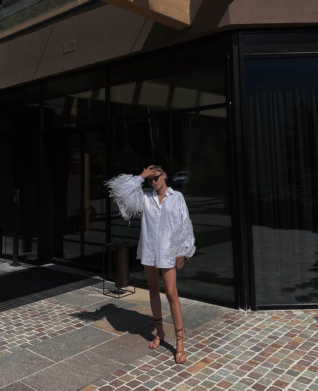 エレオノーラ・カリシのインスタグラム：「Summer breeze  🕊  ⠀  Total look chosen on @julianfashion tap x labels #suppliedby」