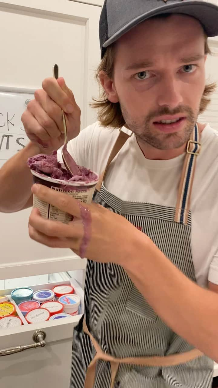 パトリック・シュワルツェネッガーのインスタグラム：「Due to popular demand... GRAETERS BLACK RASPBERRY Chocolate Chip out of Ohio.   Now... this was a wild one... was really looking forward to it but...We’ll go ahead & blame a “shipping malfunction”   @graeters Send new batch ASAP!  @patricks_pints」