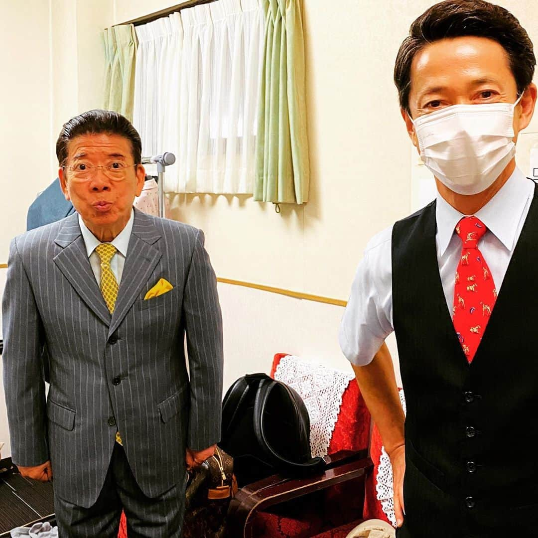 西川忠志さんのインスタグラム写真 - (西川忠志Instagram)「同じ出番  今日も祇園花月へご来場頂きましたお客様 ありがとうございました。  本日は親子で出番をいただきました。  父の楽屋で出番前に撮りました😊  感謝  #祇園花月　#出番　#父　#西川きよし　#息子　#西川忠志 #親子　#吉本新喜劇　#ありがとうございます　#ありがとう #楽屋　#感謝」8月15日 19時22分 - nishikawa_tada