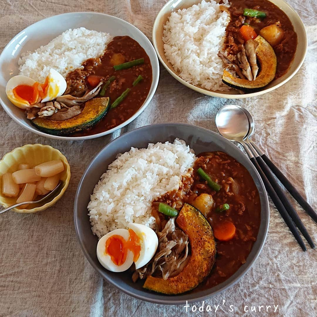 藤森夕子さんのインスタグラム写真 - (藤森夕子Instagram)「今日の晩ごはんは、カレーライス(^^) 冷蔵庫にあったお野菜色々入れました👍 ニンニク、生姜を効かせて！ 人参、じゃがいも、玉ねぎ、いんげん、舞茸、かぼちゃ、そしてゆで卵♡  明日、母の命日なのだけど、雷予報が出ていたから今日お墓参り(都内)に行ってきました。ここまでの暑さ…予報では来週いっぱいまでだけど、ホント外歩くだけで汗が止まらない💦この暑さの中、息子が汗ポタポタ落としながらお墓を隅々まで綺麗にしてくれて嬉しかったな。きっとじいちゃんばあちゃんも喜んでいるはず(^^) 父は、私が26歳の時に他界し孫を知らないから、もし生きていたらどんな感じだったかなとか、色々思いながら久しぶりに娘に戻った時間でした。 #カレーライス #野菜カレー #自家製らっきょう #ワンプレートディナー #ワンプレート #緒方エッグファーム #お墓参り #夕飯 #晩ごはん #今日の晩ごはん #毎日ごはん #てづくりごはん365 #curry #currystagram #dinner #cooking #food #週末カレー」8月15日 19時15分 - yukofujimori2525