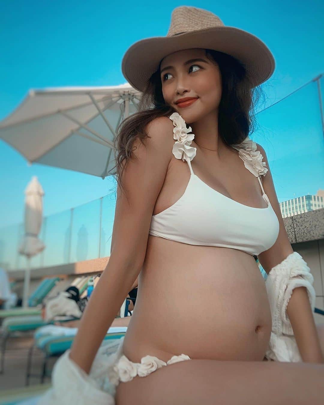 Yumaikaのインスタグラム：「だいぶ大きくなりました🤰🏻❤︎ 暑すぎたので poolで 夏気分 🚿  涼しかったぁ〜🍦  👙@alexiastam_official」